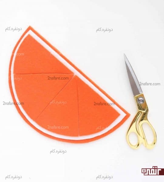 برش زدن نیم دایره های نمدی برای تزیین روی کیف پرتقالی