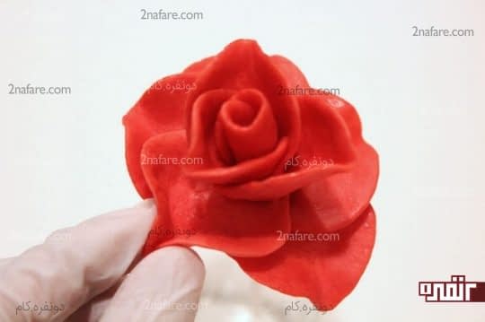 حالت دادن به گلبرگ ها به کمک دست