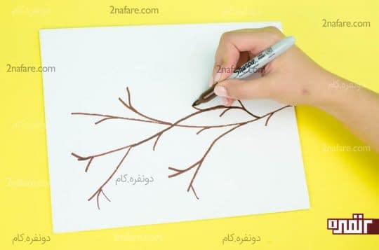 رسم شاخه درخت روی بوم با ماژیک نازک قهوه ای رنگ
