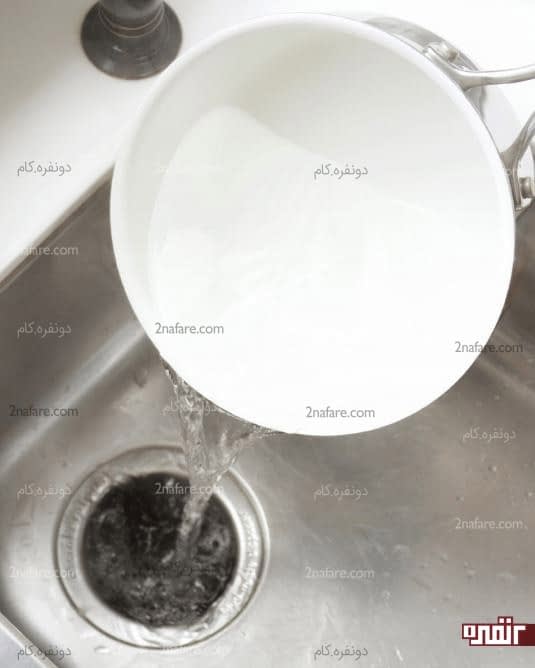 ریختن آب گرم در سینک