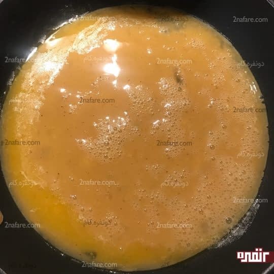 ریختن تخم مرغ در ماهیتابه