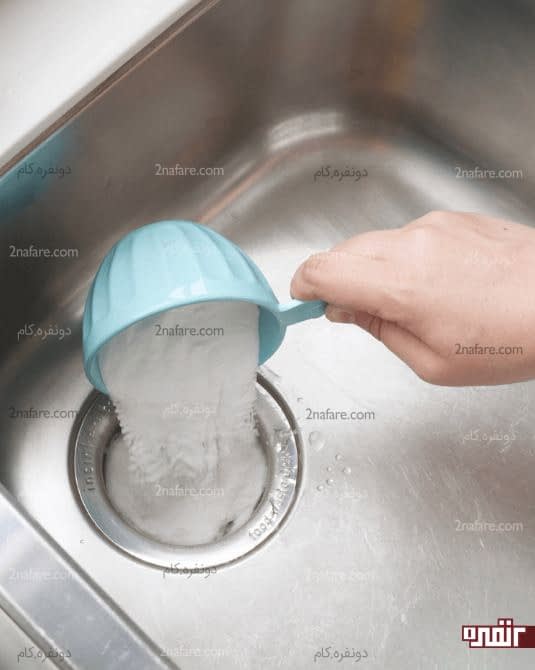 ریختن سرکه سفید و جوش شیرین در سینک