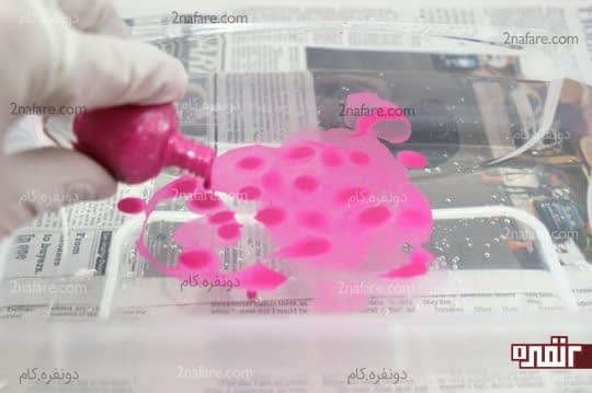 ریختن لاک ها روی سطح آب