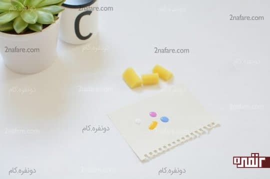 ریختن چند قطره لاک روی کاغذ