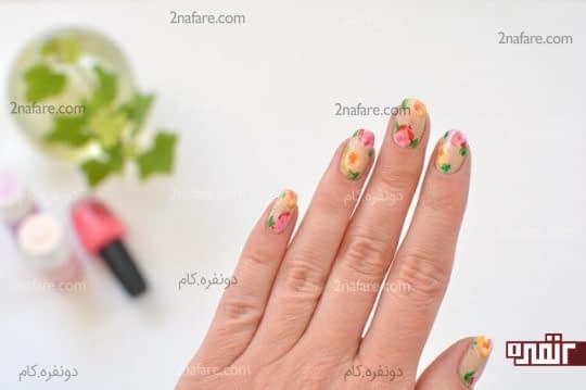 زدن لاک براق کننده روی ناخن ها