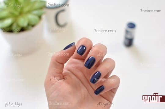 زدن لاک تیره روی ناخن ها
