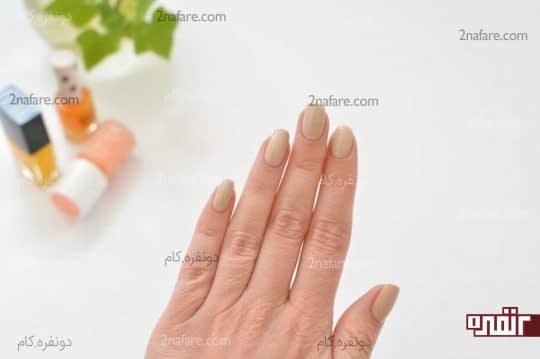 زدن لاک زمینه روی ناخن ها