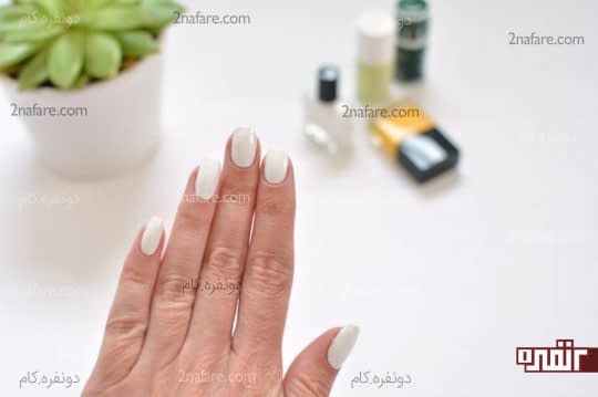 زدن لاک سفید روی ناخن ها