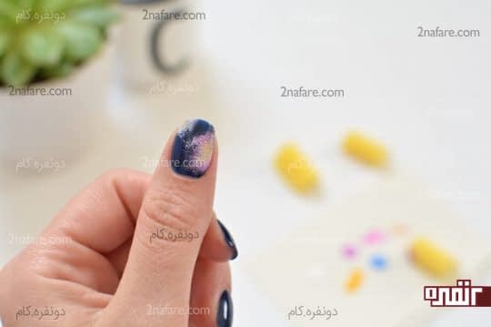 زدن لاک های رنگی روی ناخن با اسفنج