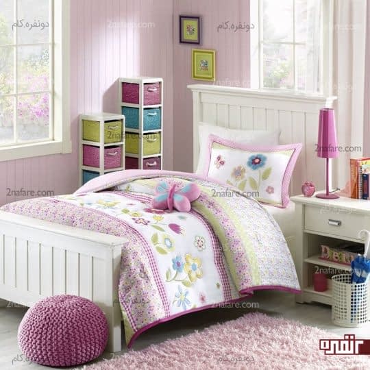 طرح گل و پروانه در روتختی با زمینه ی سفید و یاسی