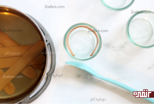 قرار دادن چوب بستنیها در لیوان