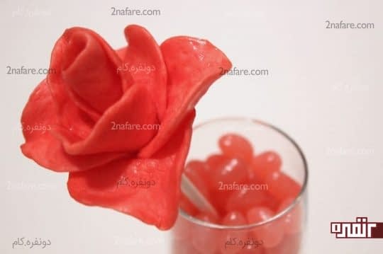 قرار دادن گلها در لیوان