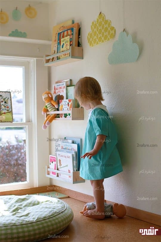 قراردادن کتاب روی شلف و قفسه های دیواری