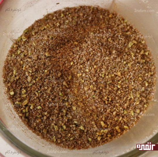مخلوط کردن شکر، مغزها و دارچین