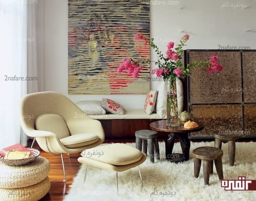 میز و نیمکت های چوبی و تابلوی نقاشی زیبا برای تزیین کنج خانه