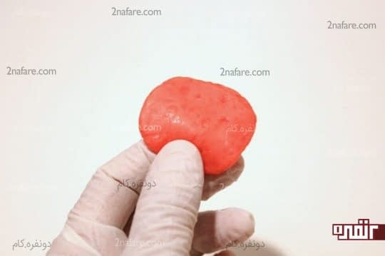 نازک کردن تافی پهن شده به کمک انگشتان