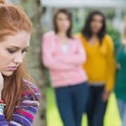 والدین با اضطراب اجتماعی نوجوانان خود چه باید بکنند؟