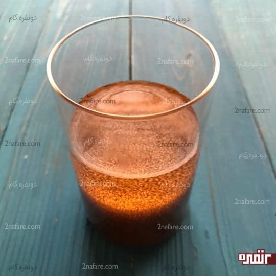 پر کردن لیوان با خاکشیر و شربت