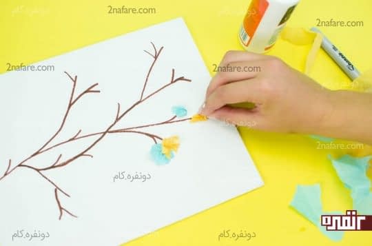 چسباندن شکوفه های کاغذی روی بوم
