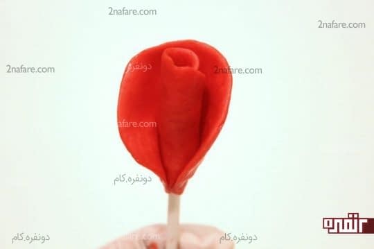 چسباندن گلبرگ دوم