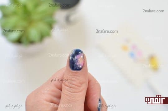 گذاشتن نقطه های سفید رنگ روی ناخن ها