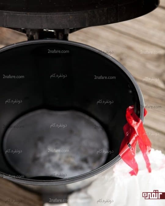 خارج کردن کیسه زباله از درون سطل