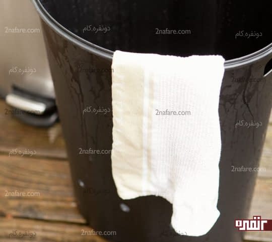 خشک کردن سطل با دستمال