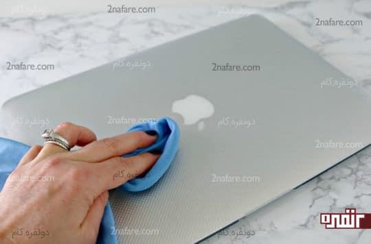 دستمال کشیدن بدنه بیرونی لپ تاپ