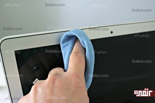 تمیز کردن لبه های صفحه نمایشگر با کمک دستمال میکروفایبر