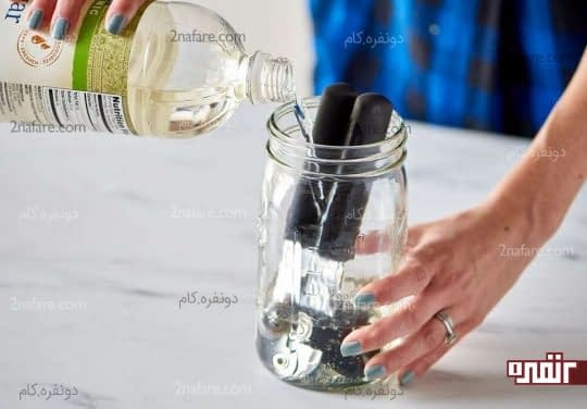 قرار دادن در بازکن درون ظرف شیشه ای و ریختن سرکه روی آن