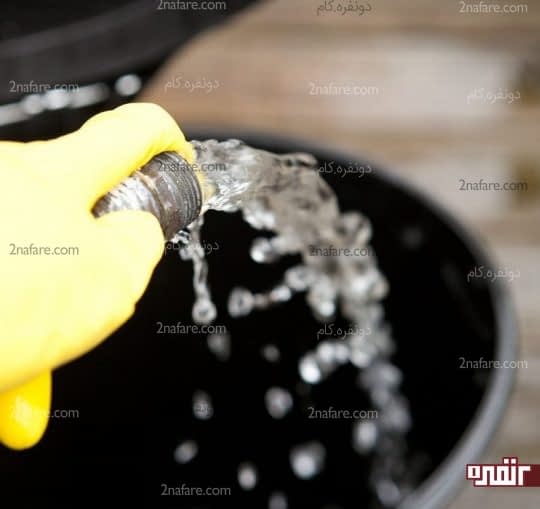 خیس کردن سطل زباله با شیلنگ آب