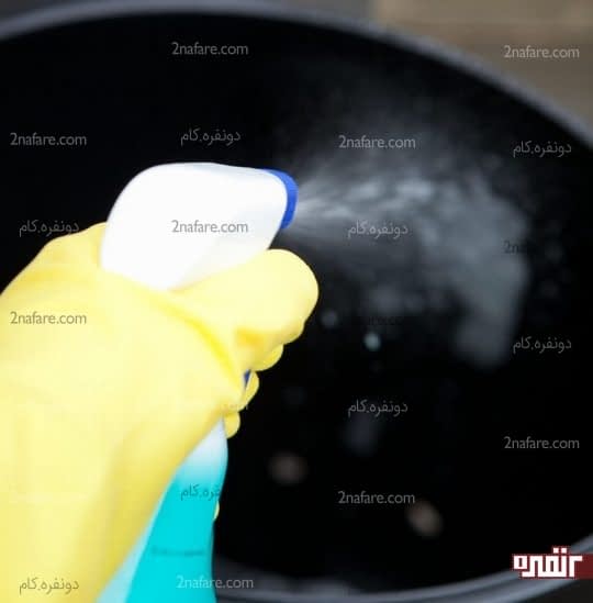 اسپری کردن ضدعفونی کننده روی تمامی قسمت های سطل