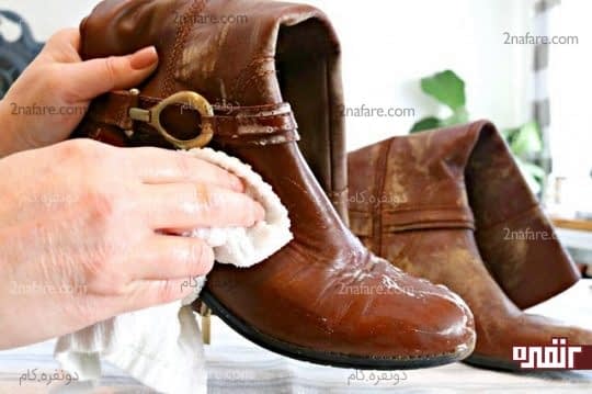 پاک کردن آلودگی های چکمه چرمی با کمک پارچه و مخلوط آب و صابون کاستیل