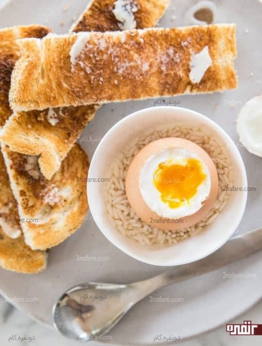 استفاده از برنج برای نگه داشتن تخم مرغ عسلی در کاسه