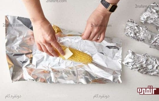 قرار دادن ذرت در فویل آلومینیومی