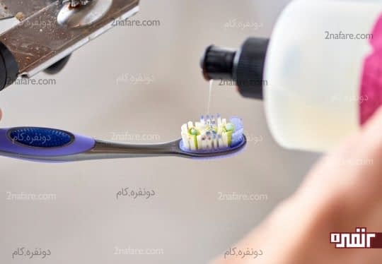 ریختن مایع ظرفشویی روی مسواک