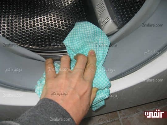 پاک کردن زیر لاستیک ها با استفاده از دستمال آغشته به سرکه