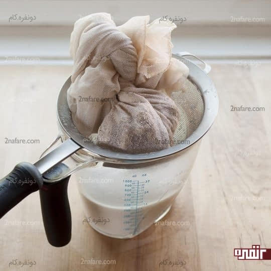 اجازه میدیم تا شیر بادام ها کاملا در ظرف جمع بشن