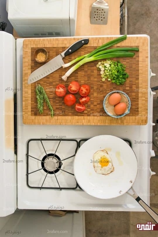 استفاده از تخته ی چوبی روی گاز به عنوان میز کار