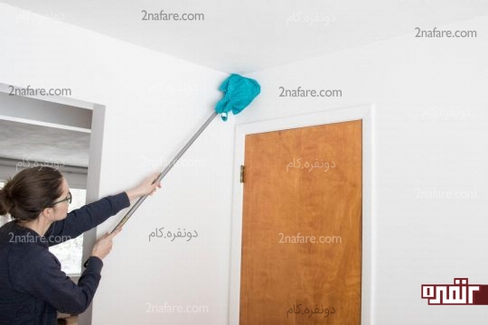 استفاده از پارچه ی مرطوب برای پاک کردن گرد و غبار دیوارها