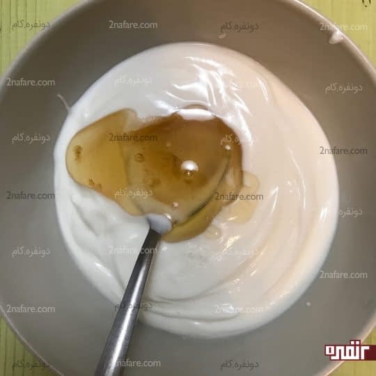 اضافه کردن عسل به ماست