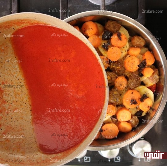 اضافه کردن مخلوط رب و آب گوجه به قابلمه