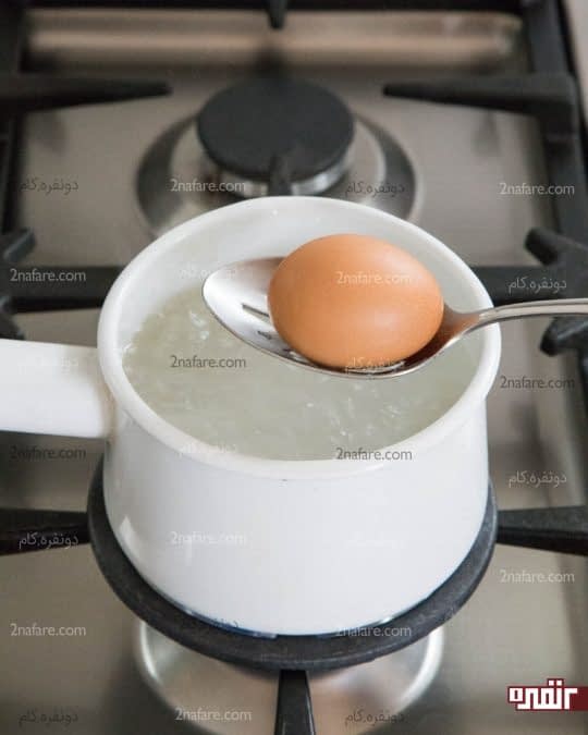 انداختن تخم مرغ در آب