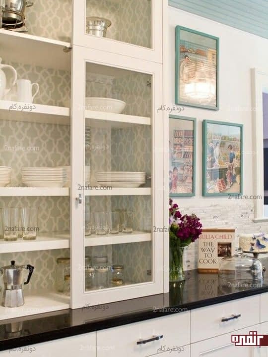 تزیین فضای داخلی کمد های شیشه ای آشپزخانه با کاغذ دیواری