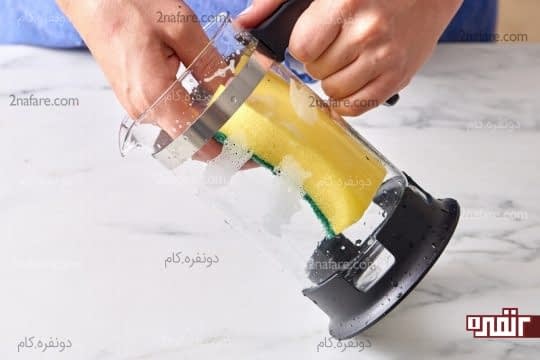 تمیز کردن داخل فرنچ پرس به کمک اسکاچ