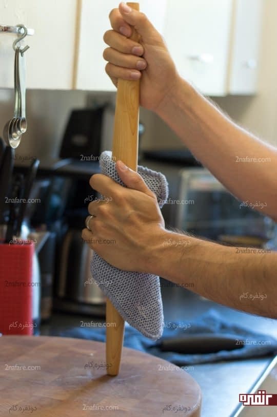 تمیز کردن وردنه با یک دستمال زبر مرطوب