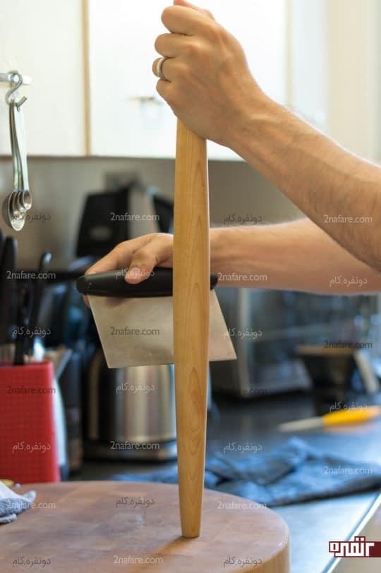 تمیز کردن باقی مانده خمیر به کمک کاردک