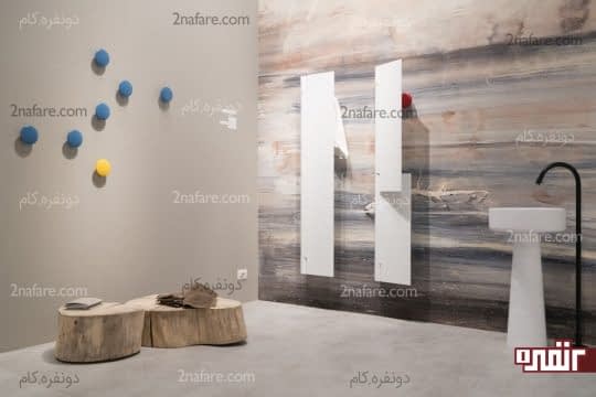 تنه ی درخت به عنوان صندلی و آویزهای تزیینی و خاص روی دیوارها