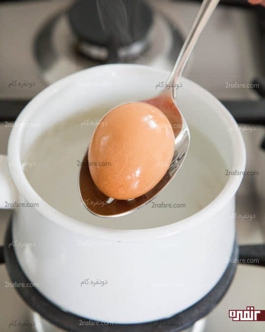 خارج کردن تخم مرغ از آب جوش