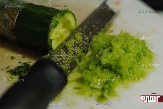 خیار بسیار مرطوب کننده هست و برای درمان پف صورت هم مفیده